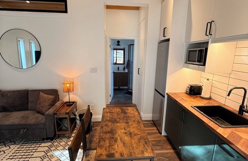 Harwood House | Cozy Private Cabin in Toronto w/Free Parking
