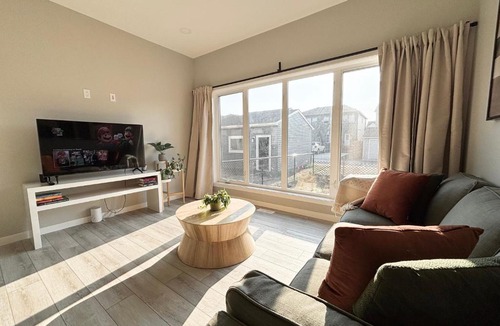 Southeast Calgary House | Cozy Private Room with FREE Snacks & Parking