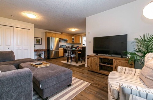Langford House | Cozy Renovated Oasis W Private Terrace & Parking.