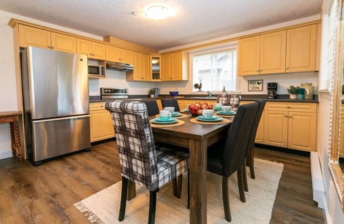 Langford House | Cozy Renovated Oasis W Private Terrace & Parking.