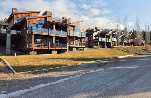 East Kootenay House | Cozy retreat on 17th fairway of golf course, a quick drive to ski hill.