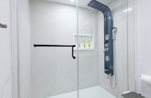 Richmond Hill House | Cozy Rooms in Bright Walkout Suite - Newly Renovated 2026