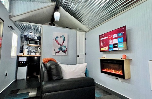 Geneva Cabin | Cozy Shed-Teau in Geneva + Firepit