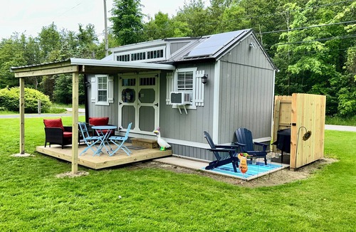 Geneva Cabin | Cozy Shed-Teau in Geneva + Firepit