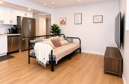 Surrey House | Cozy South Surrey Private One-Bedroom - 2 beds -