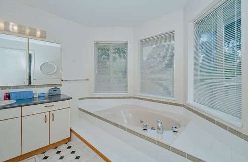 Metro Vancouver Regional District House | Cozy spacious quiet house