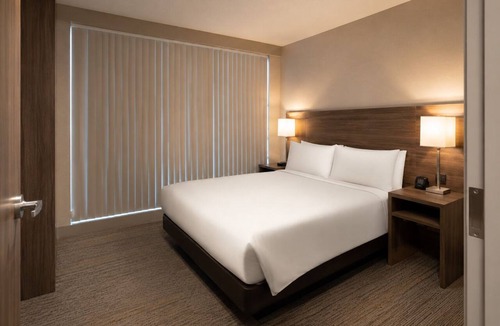 Toronto Entertainment District Hotel | Cozy Studio Toronto Retreat Close to Transit & Attractions