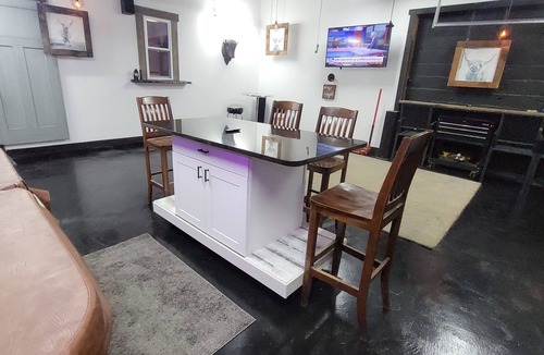 Town of Aurora Apartment | Cozy studio with indoor hot tub