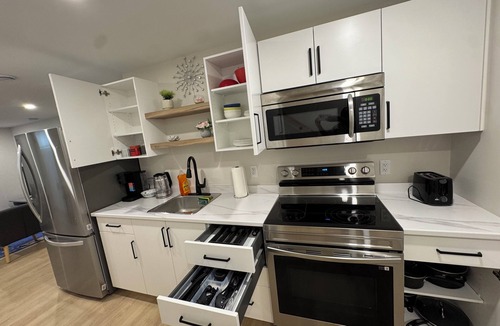 Moncton House | Cozy & Stylish Retreat with Modern Comforts