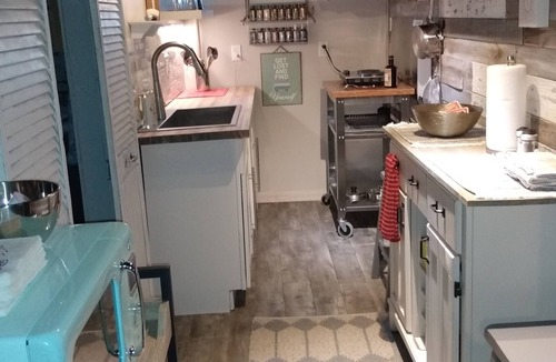 Westlake Apartment | Cozy suite 3 rooms dog friendly with room to run, close to airport and downtown.