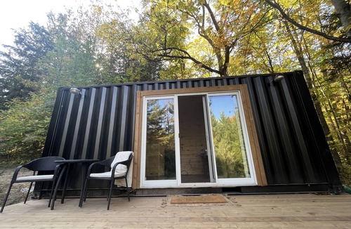 Caledon Cabin | Cozy tiny home, immersed in the forest, overlooking the pond!