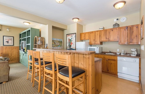 Silver Star Mountain Condo | Cozy top floor fully-equipped Creekside studio condo w/views, near trails