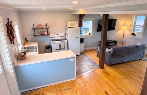 Ingomar Cottage | Cozy, tranquil waterfront retreat with a stunning oceanfront view in the pines.