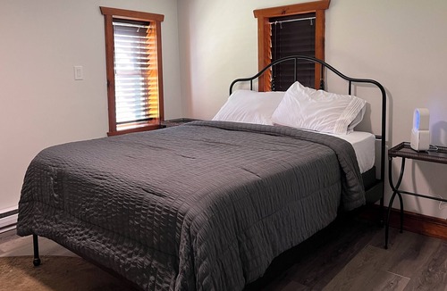 Oro-Medonte House | Cozy Whole Home, Pet Friendly, & Central to Lake Simcoe, Rama & Horseshoe Valley