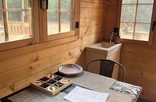 Langton Apartment | Cozy Woodland Bunkie + Outdoor Shower + WiFi