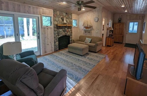Au Gres Cottage | Cozy Woodside Lake Escape minutes from Lake Huron