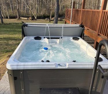Berkeley Springs House | Creekside Mariposa Cottage - Hot Tub & Fire Pit