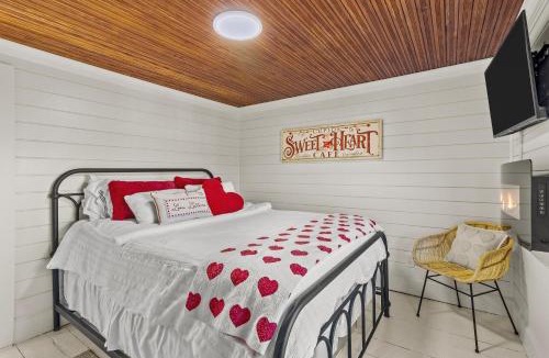 Terra Nova House | Cupids House Hot Tub, BBQ Deck, Parking