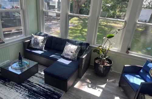 Ashtabula House | Cute Harbor Home close to the Lake, Beach & Bridge St