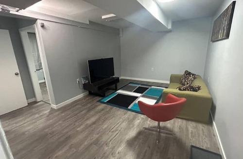 Highland Park House | Cute Highlandpark (Lower B Unit)