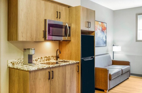 West Edmonton Hotel | Days Inn & Suites by Wyndham West Edmonton