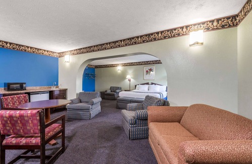 Girard Hotel | Days Inn & Suites by Wyndham Youngstown/Girard Ohio
