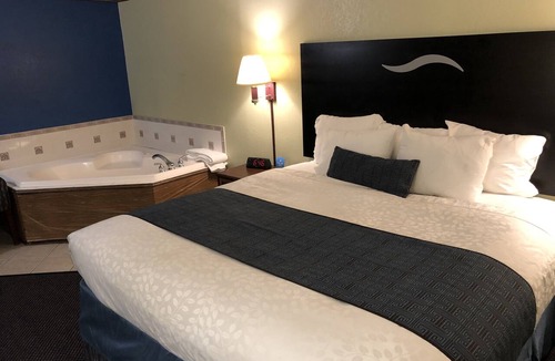 Girard Hotel | Days Inn & Suites by Wyndham Youngstown/Girard Ohio