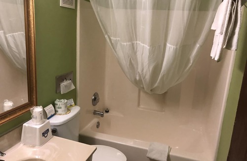 Girard Hotel | Days Inn & Suites by Wyndham Youngstown/Girard Ohio