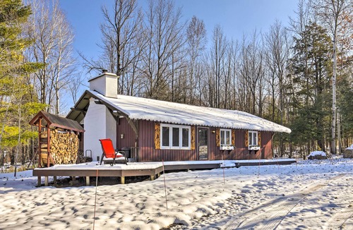Bessemer Cabin | Deck + Fire Pit: Family Cabin in Bessemer