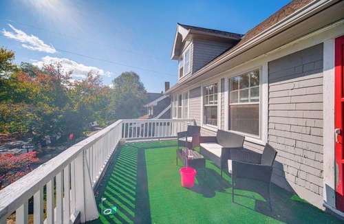 Cleveland Apartment | Deck, Pool Table! Walkable Cleveland Heights Apt