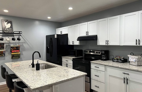 Eastlake House | Delightful 3-bedroom house with AC in Eastlake.