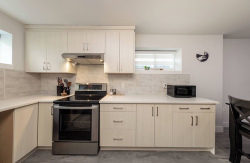 Delta Apartment | Delta 2 Bedroom basement suite in Luxury Home