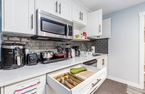 Airdrie Apartment | Deluxe Suite w/Fast WiFi, Perfect for Long Stays
