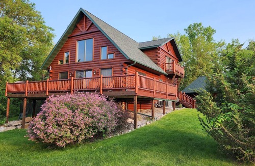 Baraboo Cabin | Devil’s Lake 5BR Log Cabin w/Fireplace - Near Wisconsin Dells