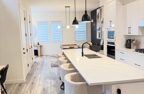 Lynnwood Ridge House | Diamond Lux | Brand New 3BR + Bonus Room | Sleeps 8+ | 10mins from Stampede park