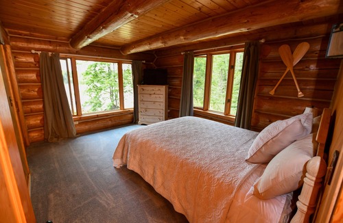 Champion Cabin | DIRECT ACCESS TO TRAIL 5, SLEEPS 12, PRIVATE LAKE AND TRAILS!