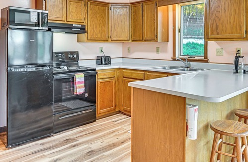 Lakeville Cottage | Dirt Road Digs - Quiet Home in Lakeville!