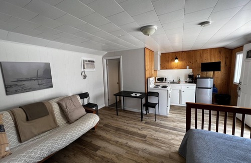 Wasaga Beach Cottage | Dock Life Beach 1 - Cottage 7, Riverside Property, Studio, 3 min walk to Beach 1