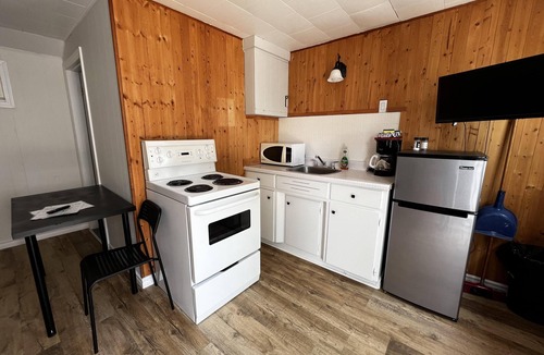 Wasaga Beach Cottage | Dock Life Beach 1 - Cottage 7, Riverside Property, Studio, 3 min walk to Beach 1