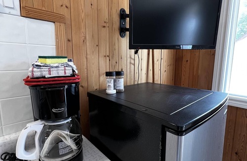 Wasaga Beach Cottage | Dock Life Beach 1 - Cottage 7, Riverside Property, Studio, 3 min walk to Beach 1