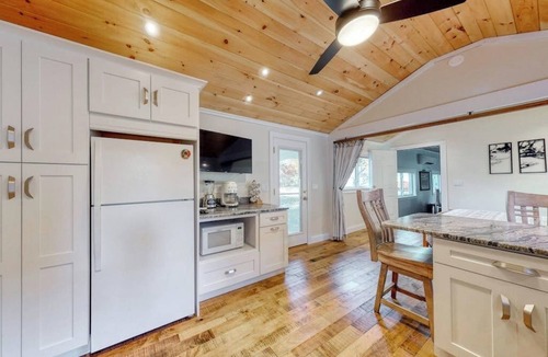 Ogunquit Cottage | Dog-friendly home with kitchenette - walk to the beach & dining