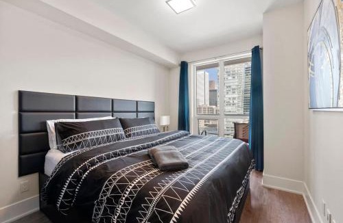 Toronto Entertainment District House | Downtown 1B plus D Condo Central Location Parking