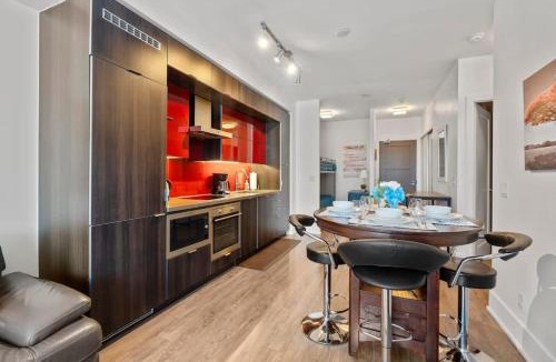 Toronto Entertainment District House | Downtown 1B plus D Condo Central Location Parking