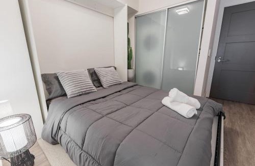 Toronto Entertainment District House | Downtown CN Tower View Condo with Pool Hot tub and Gym