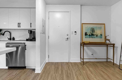 Downtown Mississauga Apartment | Downtown Condo with Balcony & Free Parking