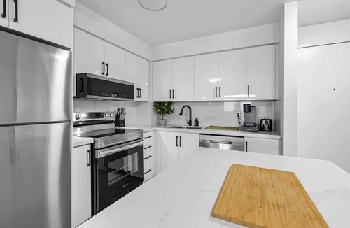 Downtown Mississauga Apartment | Downtown Condo with Balcony & Free Parking