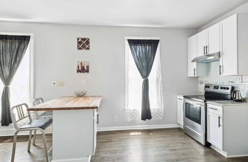Mexicantown - Southwest Detroit Cottage | Downtown Detroit Gem 3 Bedrooms & Culture!