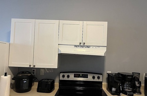 London Apartment | Downtown, Free EV Charger, Parking & Laundry