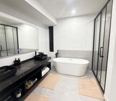 High River Villa | Downtown Luxe Stay - High River