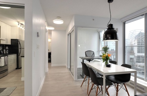 Gastown Condo | Downtown Modern-Industrial Condo 2bd/2bth + Parking